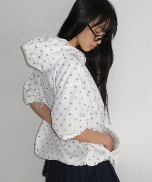 RONRON(ロンロン)の「HOODED HALF SLEEVE WINDBREAKER WHITE STAR(マウンテンパーカー・レディース・その他・FREE)」の1枚目の写真