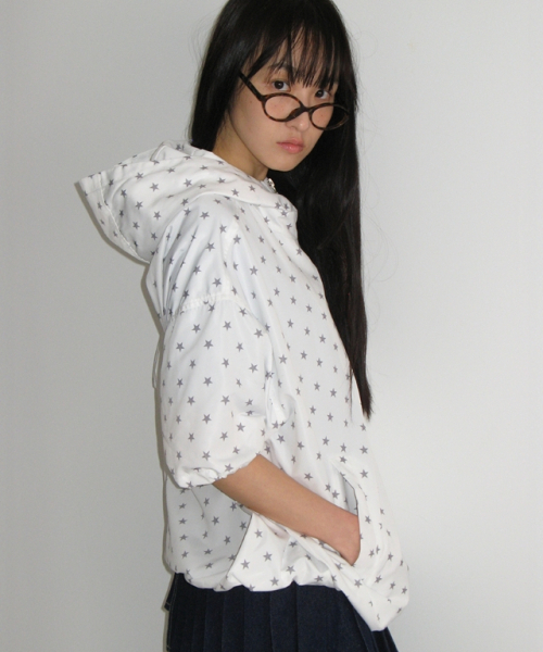 RONRON(ロンロン)の「HOODED HALF SLEEVE WINDBREAKER WHITE STAR(マウンテンパーカー・レディース・その他・FREE)」の4枚目の写真