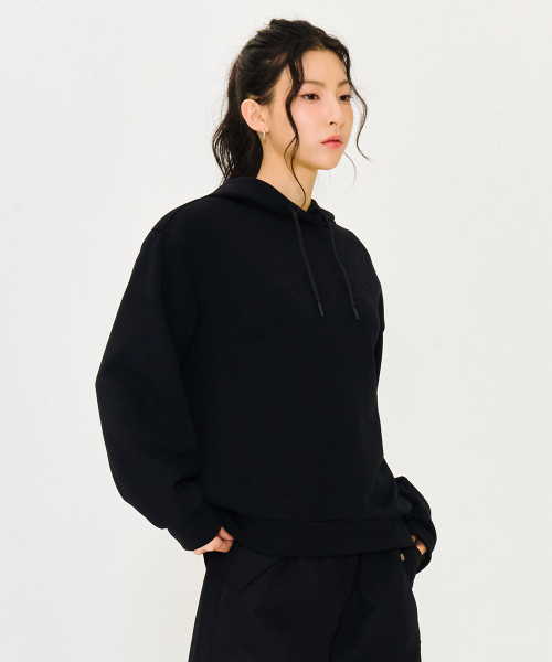 CHASECULT(チェイスカルト)の「女性エンボスプリントフードパーカー-ブラック(パーカー・レディース・ブラック・90/85)」の2枚目の写真