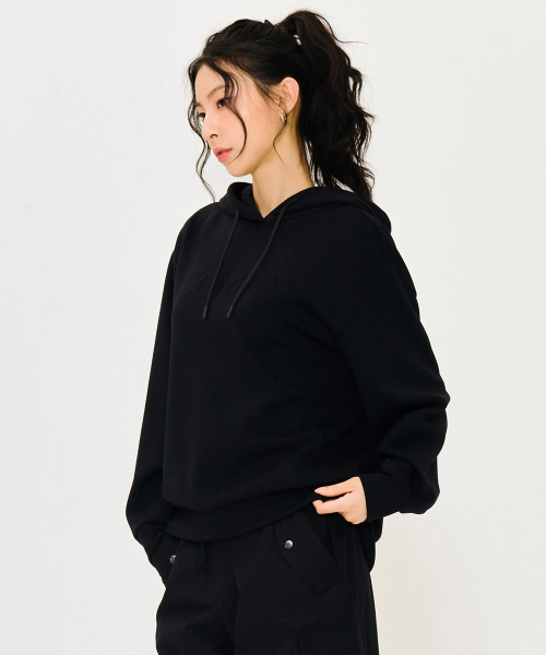 CHASECULT(チェイスカルト)の「女性エンボスプリントフードパーカー-ブラック(パーカー・レディース・ブラック・90/85)」の3枚目の写真