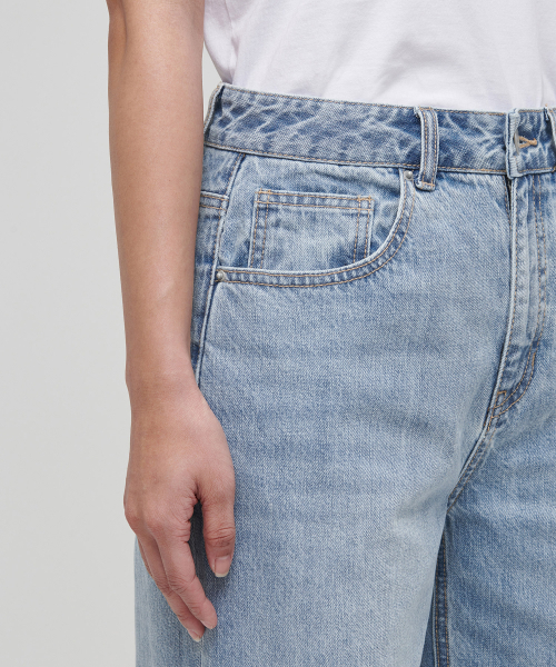MUSINSA STANDARD WOMAN(ムシンサスタンダードウーマン)の「レディースワイドデニムパンツ【ライトインディゴ】(デニムパンツ・レディース・その他・32/30/23/24/25/26/27/28/29)」の5枚目の写真