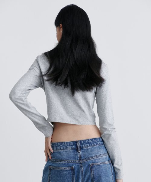 MUSINSA STANDARD WOMAN（ムシンサスタンダードウーマン）の「ウィメンズスリムクロップクルーネック長袖Tシャツ[ミディアムグレー]（Tシャツ/カットソー・レディース・その他・SMALL/MEDIUM/LARGE/X-SMALL）」の2枚目の写真