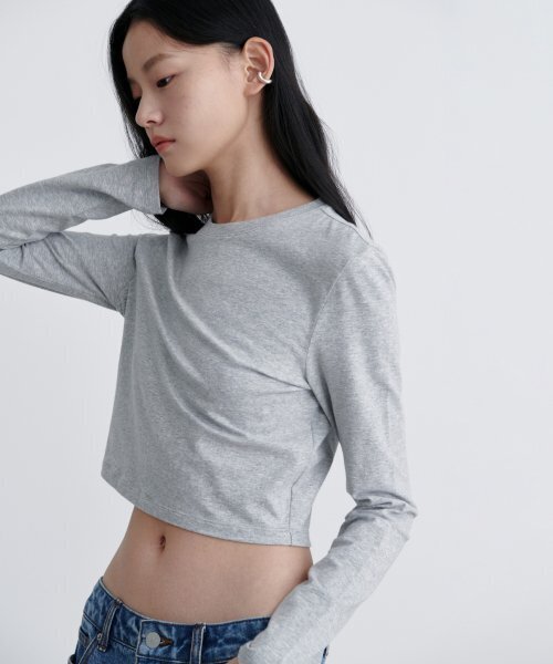 MUSINSA STANDARD WOMAN（ムシンサスタンダードウーマン）の「ウィメンズスリムクロップクルーネック長袖Tシャツ[ミディアムグレー]（Tシャツ/カットソー・レディース・その他・SMALL/MEDIUM/LARGE/X-SMALL）」の3枚目の写真