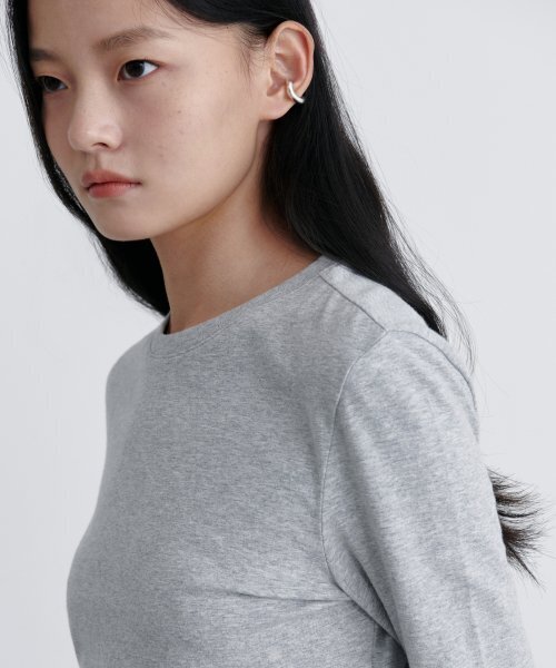MUSINSA STANDARD WOMAN（ムシンサスタンダードウーマン）の「ウィメンズスリムクロップクルーネック長袖Tシャツ[ミディアムグレー]（Tシャツ/カットソー・レディース・その他・SMALL/MEDIUM/LARGE/X-SMALL）」の4枚目の写真