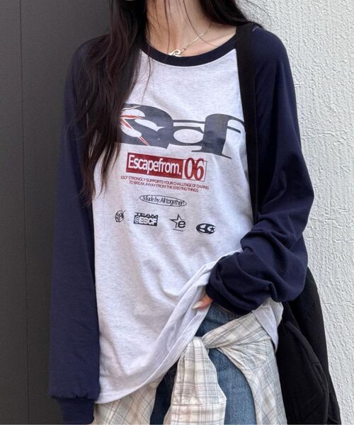 ESCAPEFROM（エスケープフロム）の「ブリティッシュヴィンテージ ESCFロゴコラージュプリントロングスリーブ [3色]（Tシャツ/カットソー・レディース・ホワイト/ネイビー/ブラウン・MEDIUM/LARGE/SMALL）」の7枚目の写真