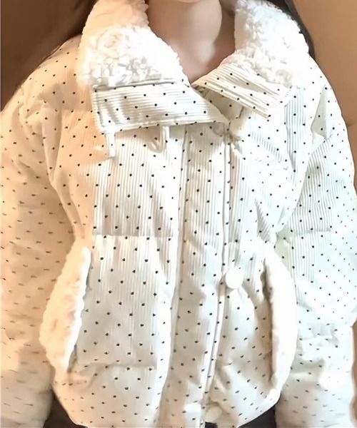 Nia(ニア)の「Nia(ニア)/ドット柄 中綿ジャケット(ダウンジャケット/コート・レディース・ホワイト・MEDIUM/SMALL)」の6枚目の写真