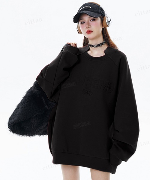 Dalfwin(ダールフィン)の「韓国ファッション BLUREMO変形襟エンボス加工ロゴスウェット(スウェット・レディース・ブラック/ワインレッド・FREE)」の18枚目の写真