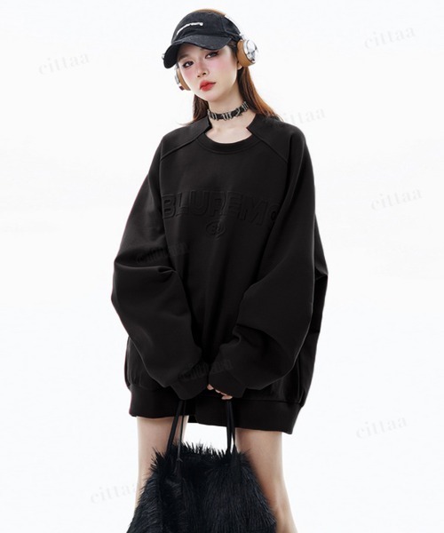 Dalfwin(ダールフィン)の「韓国ファッション BLUREMO変形襟エンボス加工ロゴスウェット(スウェット・レディース・ブラック/ワインレッド・FREE)」の19枚目の写真