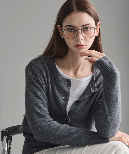 BLANCU(ブランユー)の「リエ ラウンドネック ボタン カーディガン_ 4カラー(カーディガン/ボレロ・レディース・チャコール/キャメル/レッド/ブラック・FREE)」の7枚目の写真