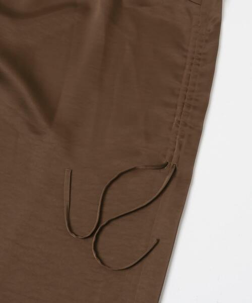 KBF（ケイビーエフ）の「ドロストサテンキャミワンピース（ワンピース・レディース・ブラウン/ベージュ・ONE）」の11枚目の写真