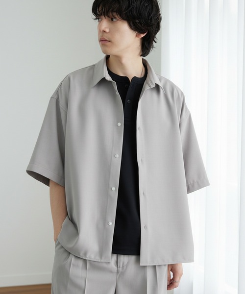 MONO-MART(モノマート)の「ハイツイステッドツイル サイドスリット レギュラーカラー 半袖シャツ/速乾&UVカット&イージーケア【セットアップ対応】(シャツ/ブラウス・メンズ・オフホワイト/ダークネイビー/モカ/ダークグレー/グレイッシュベージュ/グレー系・S/L/M)」の3枚目の写真