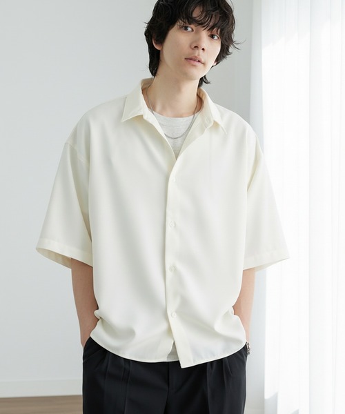 MONO-MART(モノマート)の「ハイツイステッドツイル サイドスリット レギュラーカラー 半袖シャツ/速乾&UVカット&イージーケア【セットアップ対応】(シャツ/ブラウス・メンズ・オフホワイト/ダークネイビー/モカ/ダークグレー/グレイッシュベージュ/グレー系・S/L/M)」の2枚目の写真