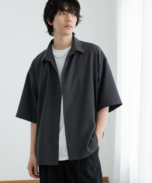 MONO-MART(モノマート)の「ハイツイステッドツイル サイドスリット レギュラーカラー 半袖シャツ/速乾&UVカット&イージーケア【セットアップ対応】(シャツ/ブラウス・メンズ・オフホワイト/ダークネイビー/モカ/ダークグレー/グレイッシュベージュ/グレー系・S/L/M)」の1枚目の写真
