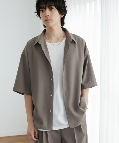 MONO-MART(モノマート)の「ハイツイステッドツイル サイドスリット レギュラーカラー 半袖シャツ/速乾&UVカット&イージーケア【セットアップ対応】(シャツ/ブラウス・メンズ・オフホワイト/ダークネイビー/モカ/ダークグレー/グレイッシュベージュ/グレー系・S/L/M)」の4枚目の写真