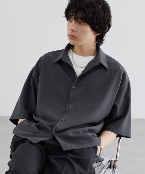 MONO-MART(モノマート)の「ハイツイステッドツイル サイドスリット レギュラーカラー 半袖シャツ/速乾&UVカット&イージーケア【セットアップ対応】(シャツ/ブラウス・メンズ・オフホワイト/ダークネイビー/モカ/ダークグレー/グレイッシュベージュ/グレー系・S/L/M)」の7枚目の写真