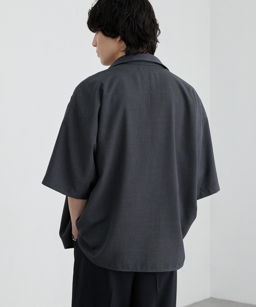 MONO-MART(モノマート)の「ハイツイステッドツイル サイドスリット レギュラーカラー 半袖シャツ/速乾&UVカット&イージーケア【セットアップ対応】(シャツ/ブラウス・メンズ・オフホワイト/ダークネイビー/モカ/ダークグレー/グレイッシュベージュ/グレー系・S/L/M)」の11枚目の写真