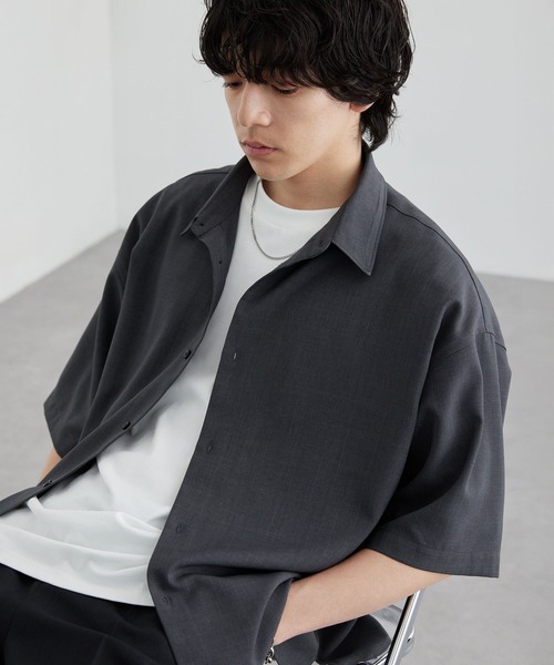 MONO-MART(モノマート)の「ハイツイステッドツイル サイドスリット レギュラーカラー 半袖シャツ/速乾&UVカット&イージーケア【セットアップ対応】(シャツ/ブラウス・メンズ・オフホワイト/ダークネイビー/モカ/ダークグレー/グレイッシュベージュ/グレー系・S/L/M)」の12枚目の写真