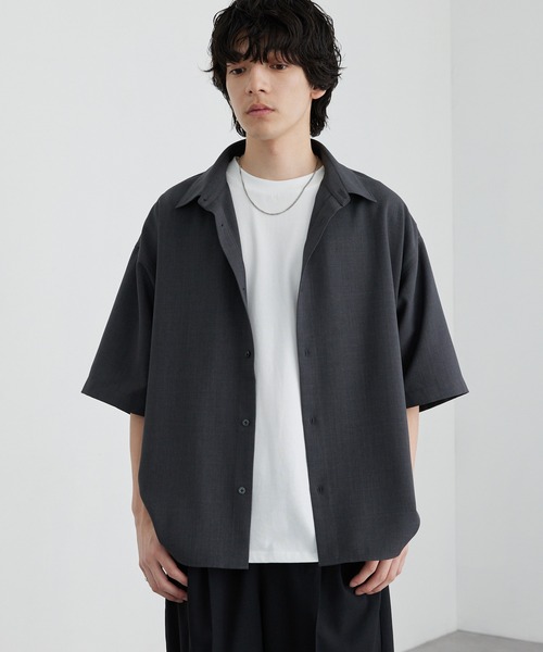 MONO-MART(モノマート)の「ハイツイステッドツイル サイドスリット レギュラーカラー 半袖シャツ/速乾&UVカット&イージーケア【セットアップ対応】(シャツ/ブラウス・メンズ・オフホワイト/ダークネイビー/モカ/ダークグレー/グレイッシュベージュ/グレー系・S/L/M)」の13枚目の写真