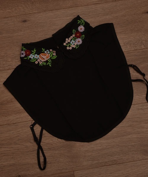 TONE SELECT GOODS（トーンセレクトグッズ）の「【resonance】フラワー刺繍 カラフル つけ襟/フェイクシャツ【マルチウェイ】（付け襟・レディース・ホワイト系/ブラック系・FREE）」の2枚目の写真