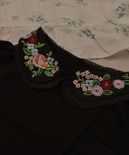 TONE SELECT GOODS（トーンセレクトグッズ）の「【resonance】フラワー刺繍 カラフル つけ襟/フェイクシャツ【マルチウェイ】（付け襟・レディース・ホワイト系/ブラック系・FREE）」の6枚目の写真
