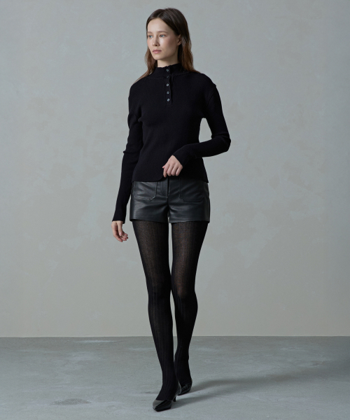 AHRE（アフレ）の「Aera Tension-Fit Henley Rib Half-Neck Knit_BLACK（ニット/セーター・レディース・その他・ONE）」の2枚目の写真