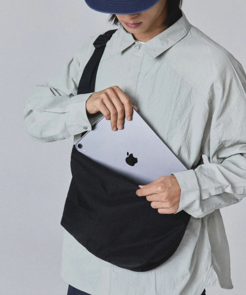 EMOTIO（エモティオ）の「[THOMAS collection]Nylon Crossbody Bag - BLACK（メッセンジャーバッグ・メンズ・その他・FREE）」の2枚目の写真