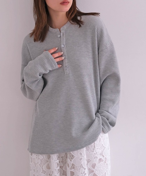 AKTE(アクテ)の「ヘンリーネックワッフルプルオーバー(Tシャツ/カットソー・レディース・グレー/ホワイト・FREE)」の1枚目の写真