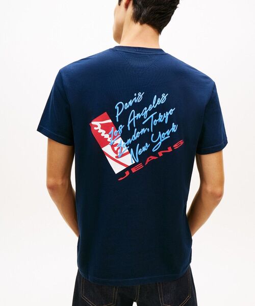 tommy jeans(トミー ジーンズ)の「サインシフトレギュラーショートスリーブTシャツ(Tシャツ/カットソー・メンズ・マルチ/ライトグレー系1・X-LARGE/SMALL/MEDIUM/X-SMALL/LARGE)」の6枚目の写真