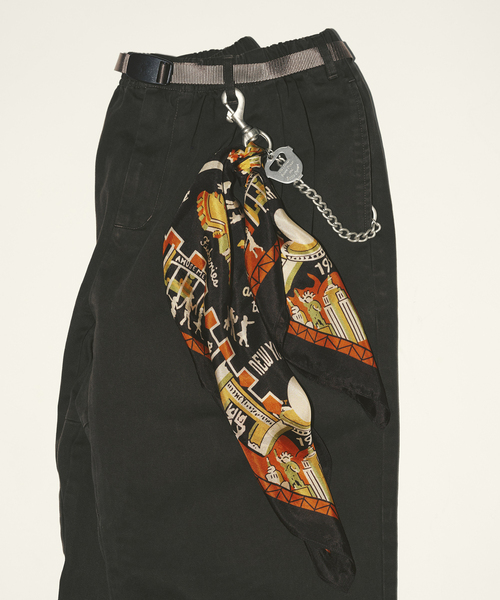 JOURNAL STANDARD relume（ジャーナルスタンダード　レリューム）の「シルクスカーフ ニューヨーク・ワールドフェア（バンダナ/スカーフ・メンズ・オレンジ・FREE）」の2枚目の写真