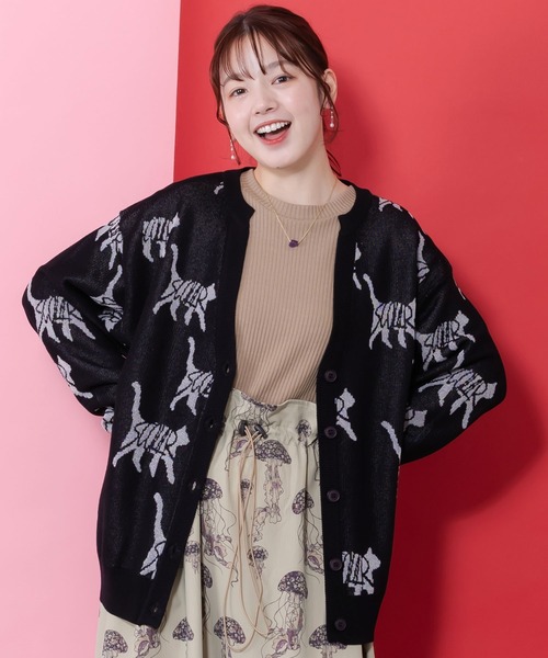 ScoLar(スカラー)の「161633:ネコスカラーUVジャガードカーディガン(カーディガン/ボレロ・レディース・オフホワイト/ブラック・M)」の4枚目の写真