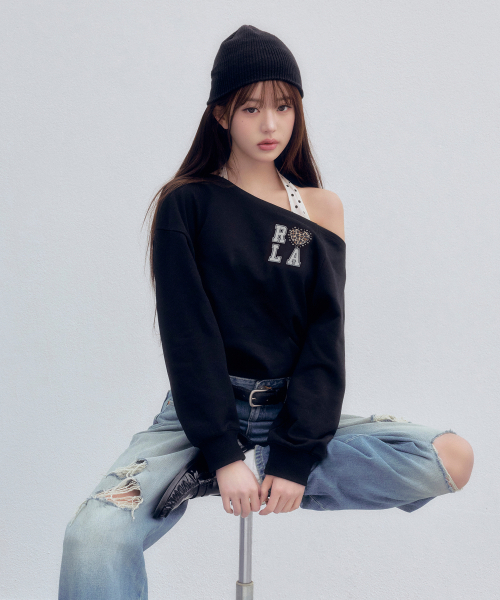 ROLAROLA(ロラロラ)の「I LOVE ROLA OFF SHOULDER SWEATSHIRT BLACK(スウェット・レディース・ブラック・FREE)」の2枚目の写真