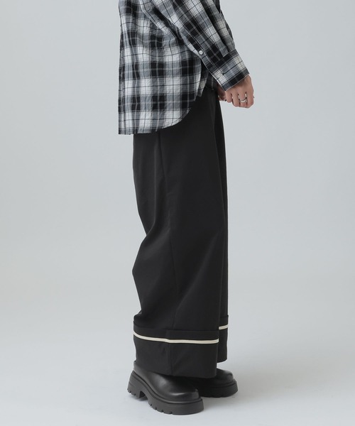 LEPSIM（レプシィム）の「ターンナップ配色ラインパンツ　637618（その他パンツ・レディース・グレイッシュベージュ/ブラック・MEDIUM/LARGE）」の4枚目の写真