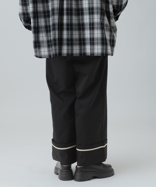 LEPSIM（レプシィム）の「ターンナップ配色ラインパンツ　637618（その他パンツ・レディース・グレイッシュベージュ/ブラック・MEDIUM/LARGE）」の5枚目の写真