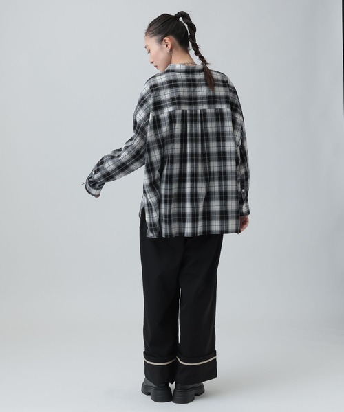 LEPSIM（レプシィム）の「ターンナップ配色ラインパンツ　637618（その他パンツ・レディース・グレイッシュベージュ/ブラック・MEDIUM/LARGE）」の7枚目の写真