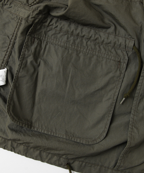 Alpha Industries(アルファインダストリーズ)の「ALPHA INDUSTRIES×URBAN RESEARCH iD 別注M-65COAT(ミリタリージャケット・メンズ・ベージュ/カーキ・SMALL/LARGE/MEDIUM)」の4枚目の写真