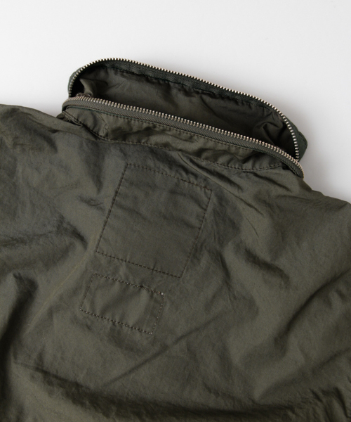 Alpha Industries(アルファインダストリーズ)の「ALPHA INDUSTRIES×URBAN RESEARCH iD 別注M-65COAT(ミリタリージャケット・メンズ・ベージュ/カーキ・SMALL/LARGE/MEDIUM)」の9枚目の写真