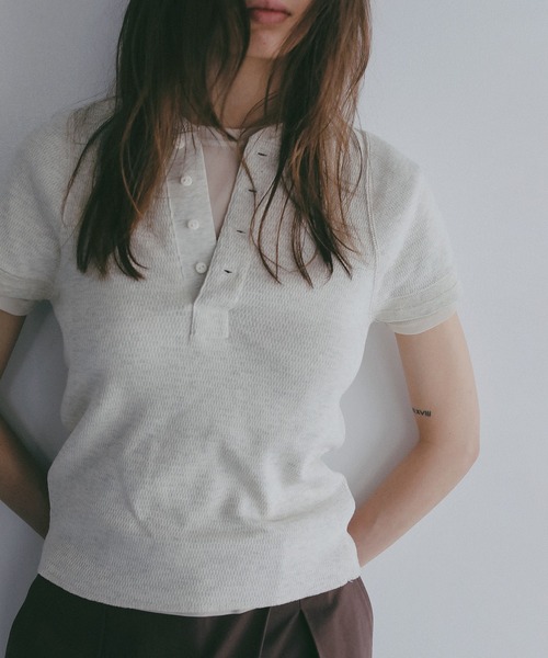 MANOF(マノフ)の「FAITH×MANOF THERMAL HENLY TEE(Tシャツ/カットソー・レディース・オートミール/ピンク/チャコールグレー・F)」の3枚目の写真