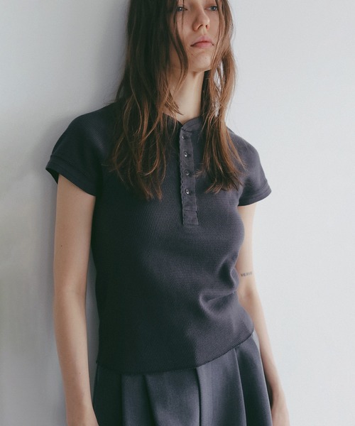 MANOF(マノフ)の「FAITH×MANOF THERMAL HENLY TEE(Tシャツ/カットソー・レディース・オートミール/ピンク/チャコールグレー・F)」の2枚目の写真