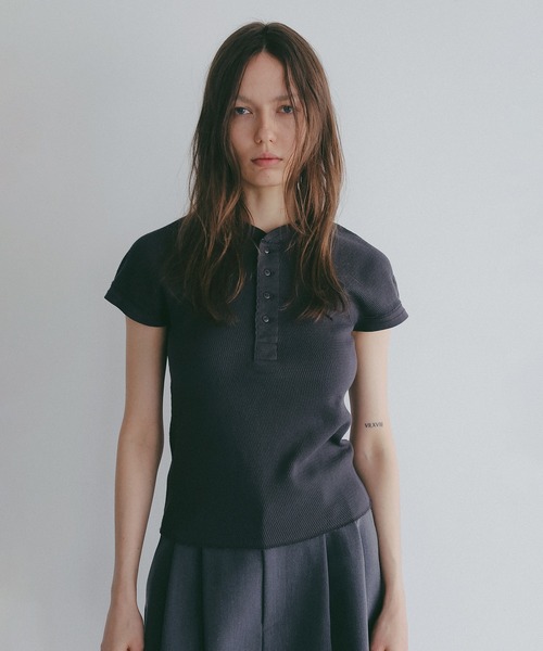 MANOF(マノフ)の「FAITH×MANOF THERMAL HENLY TEE(Tシャツ/カットソー・レディース・オートミール/ピンク/チャコールグレー・F)」の13枚目の写真