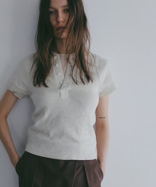 MANOF(マノフ)の「FAITH×MANOF THERMAL HENLY TEE(Tシャツ/カットソー・レディース・オートミール/ピンク/チャコールグレー・F)」の4枚目の写真