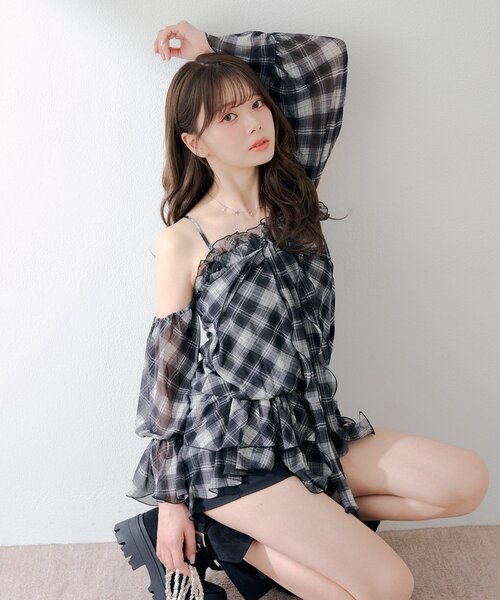 Chico(チコ)の「【2way】ドロップデザインオフショルチュニック(シャツ/ブラウス・レディース・アイボリー/ブラック系その他2/ベージュ系その他2/ホワイト系その他2・FREE)」の3枚目の写真