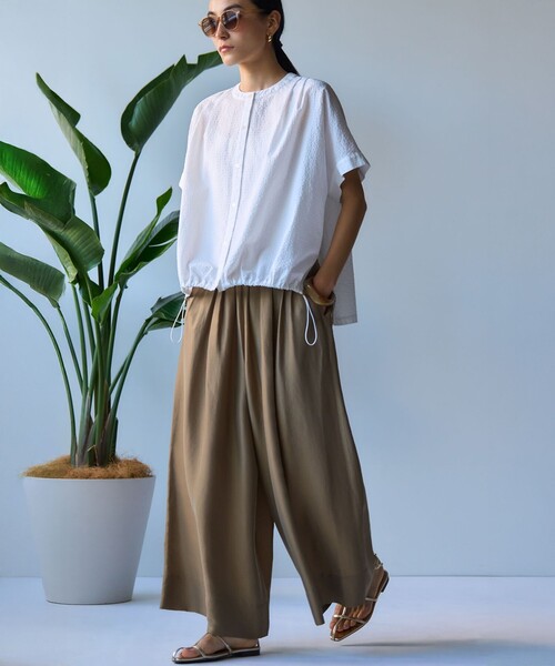 23区 S(ニジュウサンクチイサイサイズ)の「クールタッチタフタ ギャザーワイドパンツ(その他パンツ・レディース・グレー系/ダークブラウン系/黄土色系・32)」の5枚目の写真
