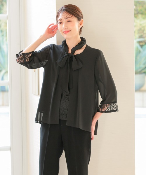 nissen(ニッセン)の「【喪服・礼服】ネックリボン付洗える前開きレース使い羽織り風ブラウスストレッチパンツスーツ(スーツセット・レディース・ブラック・10L/8L/6L/5L/4L/3L/LL/L/M)」の1枚目の写真