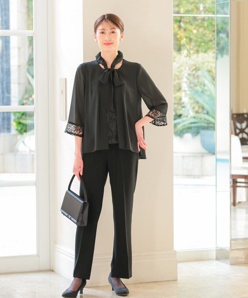 nissen(ニッセン)の「【喪服・礼服】ネックリボン付洗える前開きレース使い羽織り風ブラウスストレッチパンツスーツ(スーツセット・レディース・ブラック・10L/8L/6L/5L/4L/3L/LL/L/M)」の2枚目の写真