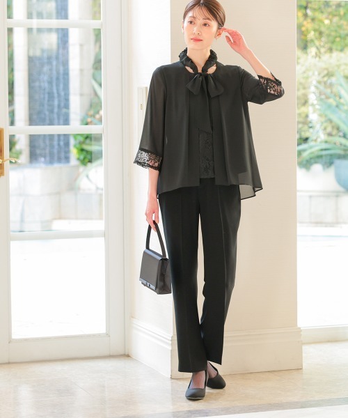 nissen(ニッセン)の「【喪服・礼服】ネックリボン付洗える前開きレース使い羽織り風ブラウスストレッチパンツスーツ(スーツセット・レディース・ブラック・10L/8L/6L/5L/4L/3L/LL/L/M)」の3枚目の写真