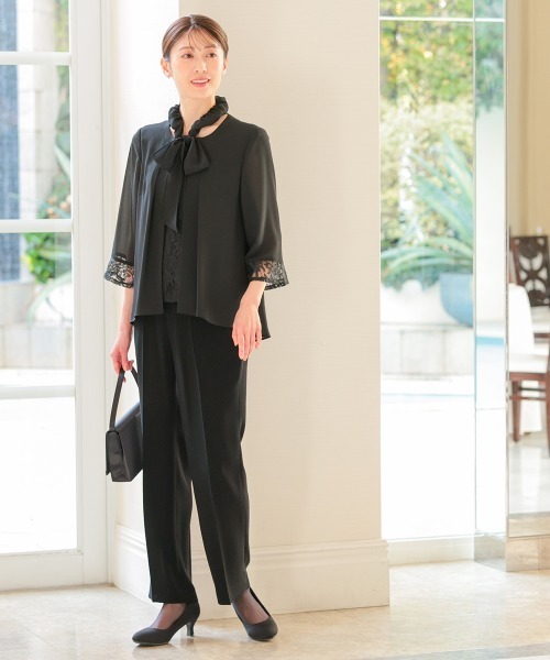 nissen(ニッセン)の「【喪服・礼服】ネックリボン付洗える前開きレース使い羽織り風ブラウスストレッチパンツスーツ(スーツセット・レディース・ブラック・10L/8L/6L/5L/4L/3L/LL/L/M)」の4枚目の写真