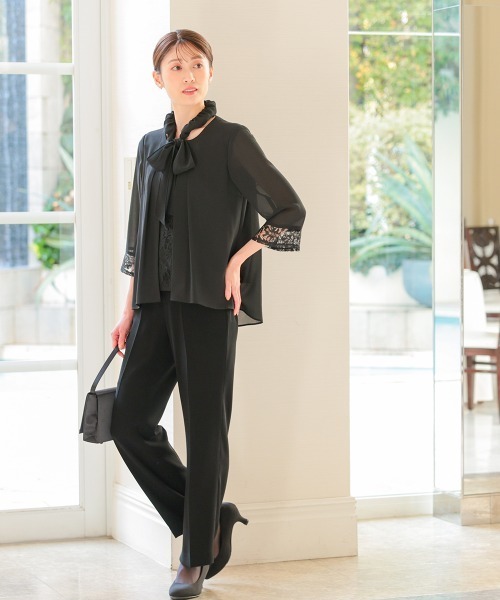 nissen(ニッセン)の「【喪服・礼服】ネックリボン付洗える前開きレース使い羽織り風ブラウスストレッチパンツスーツ(スーツセット・レディース・ブラック・10L/8L/6L/5L/4L/3L/LL/L/M)」の6枚目の写真