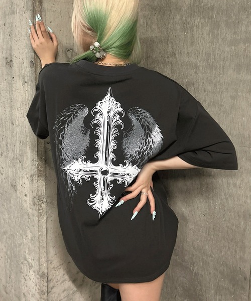 A'GEM9(エージェムナイン)の「A'GEM/9 × .kom 『A'GEM/9/エージェムナイン』 フェザー×クロスTシャツ(Tシャツ/カットソー・レディース・ホワイト/ブラック/グレー・FREE)」の3枚目の写真