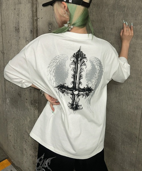 A'GEM9(エージェムナイン)の「A'GEM/9 × .kom 『A'GEM/9/エージェムナイン』 フェザー×クロスTシャツ(Tシャツ/カットソー・レディース・ホワイト/ブラック/グレー・FREE)」の2枚目の写真