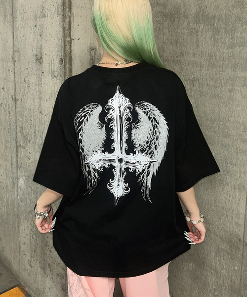 A'GEM9(エージェムナイン)の「A'GEM/9 × .kom 『A'GEM/9/エージェムナイン』 フェザー×クロスTシャツ(Tシャツ/カットソー・レディース・ホワイト/ブラック/グレー・FREE)」の1枚目の写真